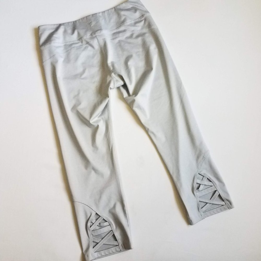 🛒 Silver Cropped Workout Pants Leggings